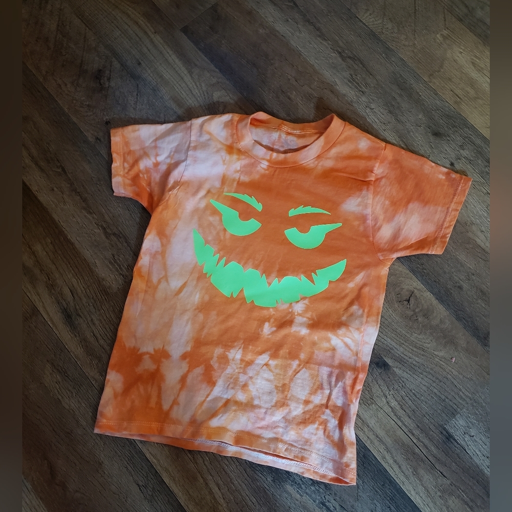 Scrunch tie dye orange. 4t/5t fruit of the loom tshirt. Glow in the dark